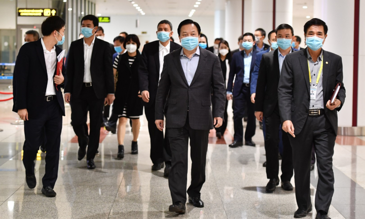 Kiểm tra công tác chống dịch Covid-19 tại sân bay Nội Bài